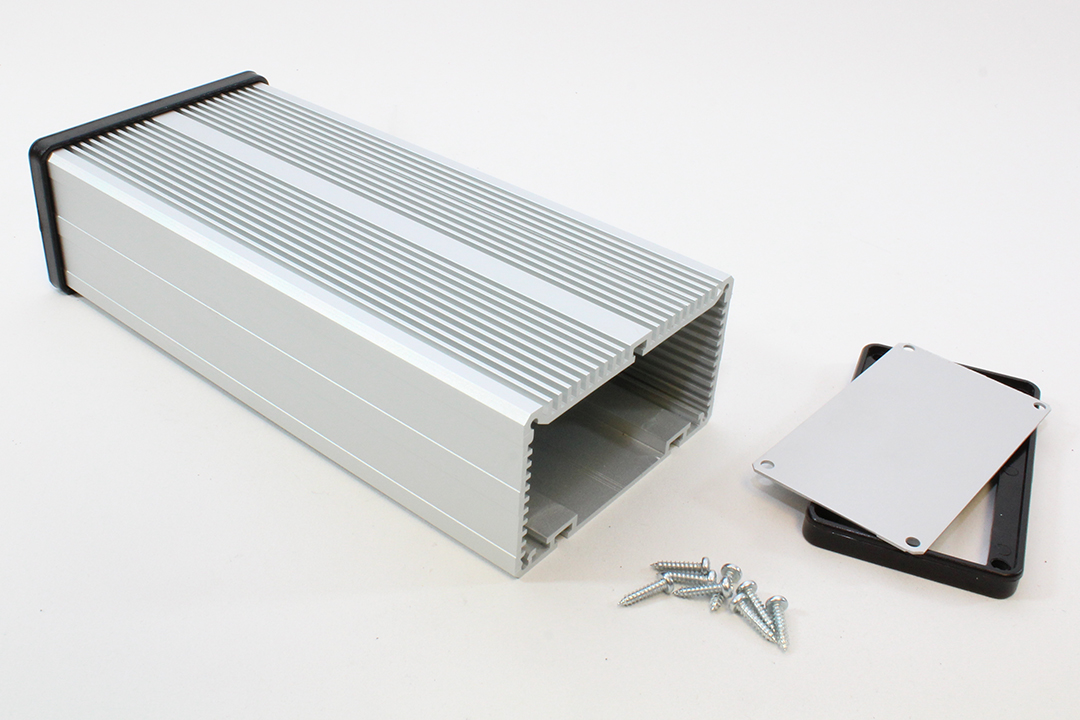 531610 clear anodized extruded aluminum Sink Box enclosure, 90 x 51 x 200 mm, with finned heat-sink top and end panels