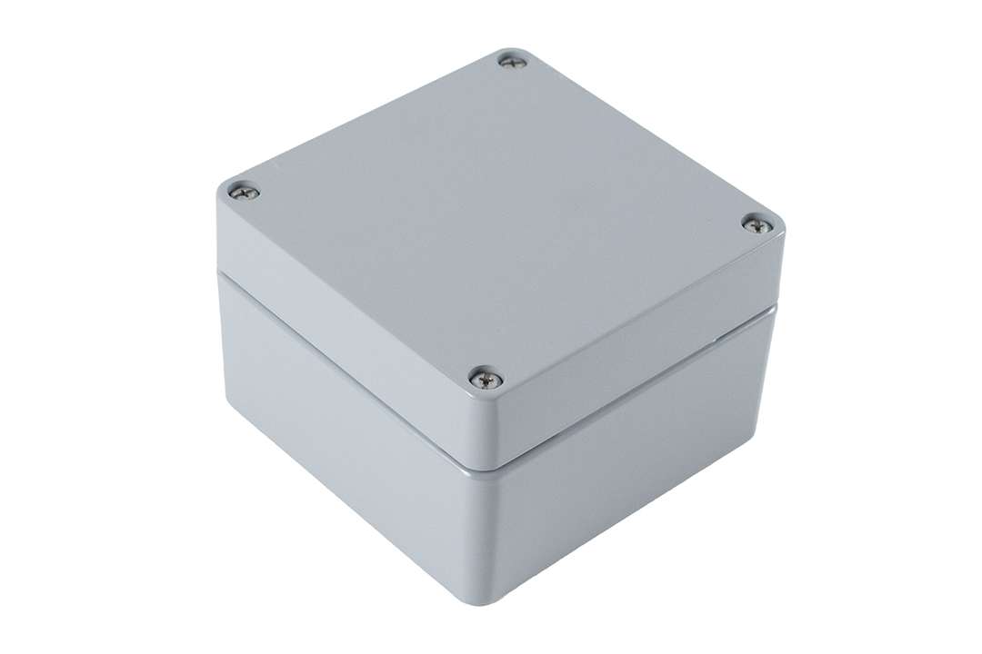 1590Z090GY smooth gray RAL 7001 140 x 140 x 90 mm diecast aluminum enclosure with gasketed lid and recessed stainless screws