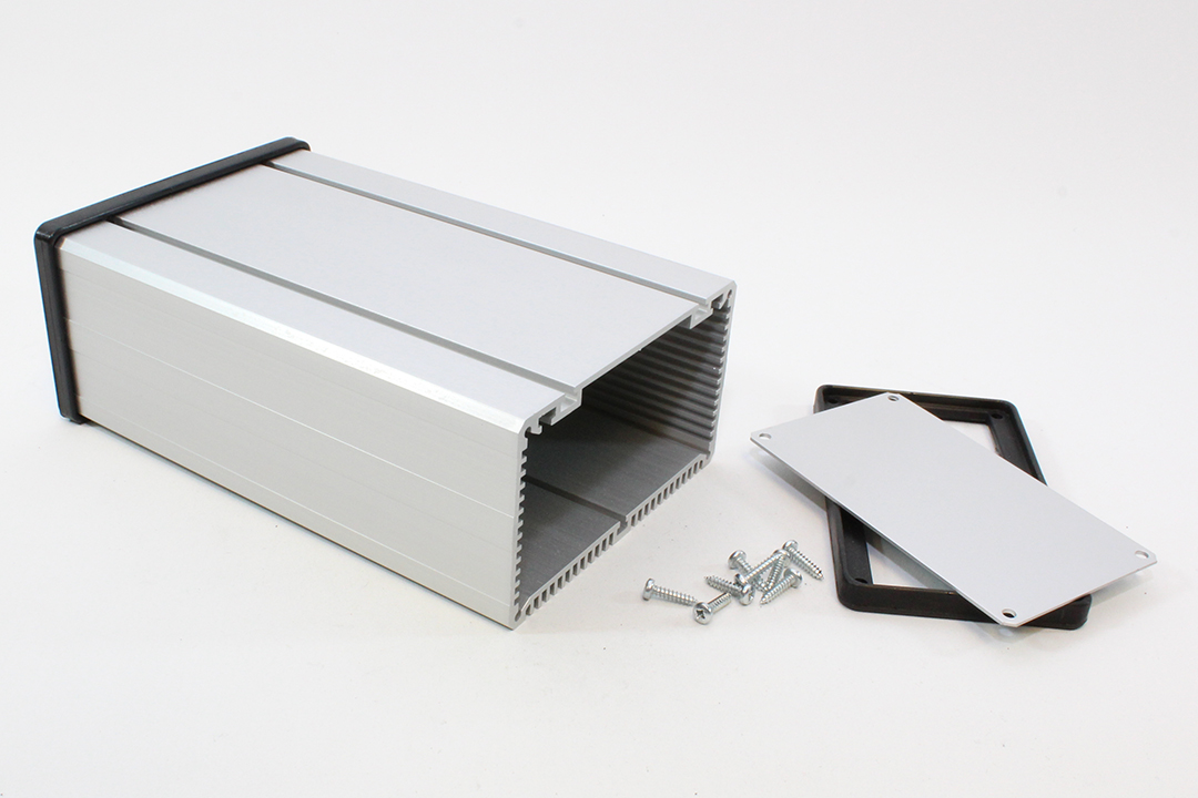 531621 clear anodized extruded aluminum Sink Box enclosure, 105 x 60 x 165 mm, with finned heat-sink top and end panels