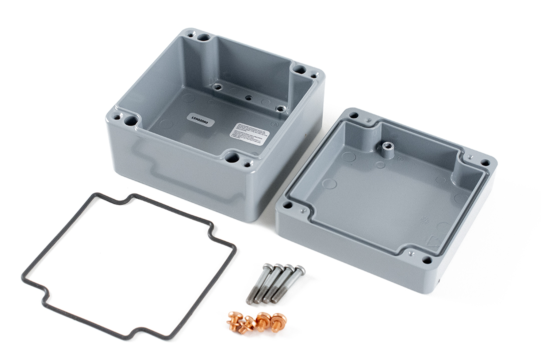 1590Z090GY smooth gray RAL 7001 140 x 140 x 90 mm diecast aluminum enclosure with gasketed lid and recessed stainless screws