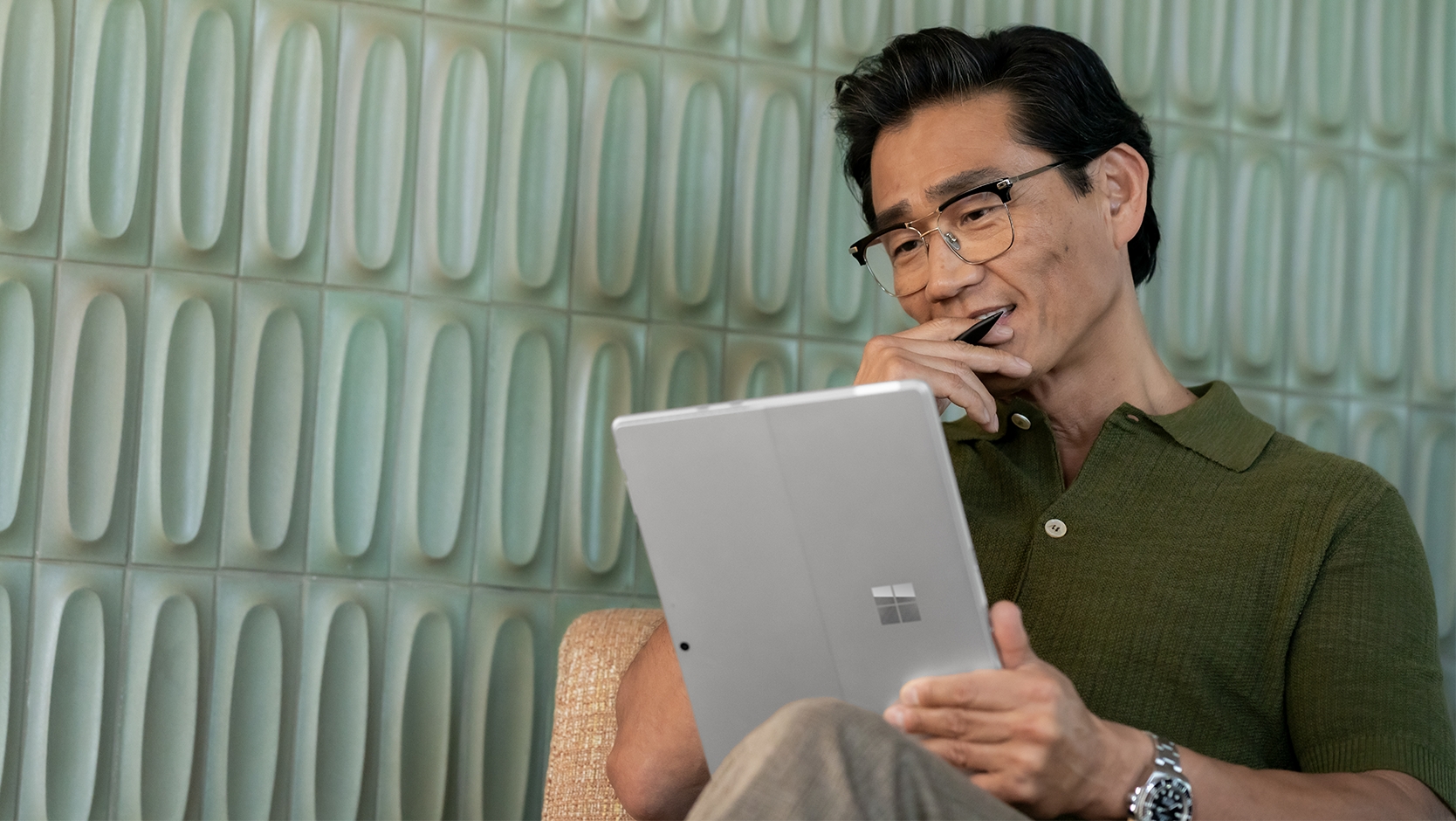 Microsoft Surface Pro 10 for Business 5G tablet in Platinum with its 13-inch PixelSense Flow touchscreen and built-in kickstand. — view 9