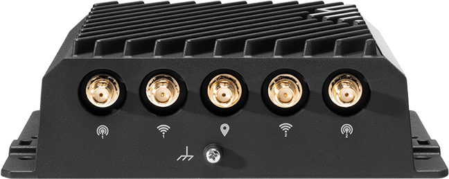 Cradlepoint R920 ruggedized metal LTE vehicle router with SMA and RP-SMA antenna connectors. — view 3
